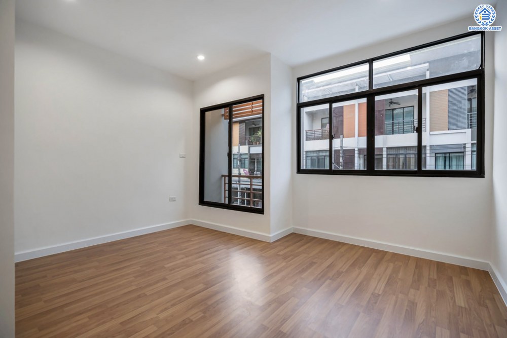 บ้านมือสองตกแต่งใหม่ โครงการ ซิกเนเจอร์ กัลปพฤกษ์ เนื้อที่ 17.10 ตร.ว. ฟังก์ชัน 3 ห้องนอน 3 ห้องน้ำ 2 ที่จอดรถ บ้านสูง 3 ชั้น ภายในกว้าง พื้นที่ใช้สอยเยอะ บนทำเลเดินทางสะดวก ติดถนนกัลปพฤกษ์ เชื่อมต่อกาญจนาภิเษก ใกล้รถไฟฟ้าสายสีน้ำเงิน "สถานีหลักสอง"...